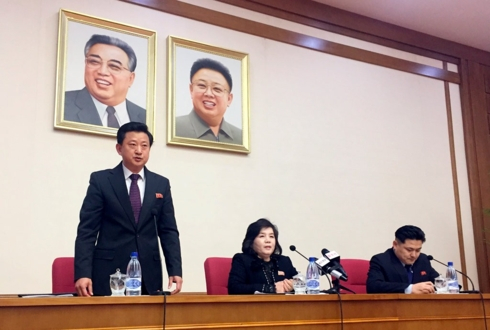 Thứ trưởng Ngoại giao Triều Ti&ecirc;n Choe Son-hui (giữa). Ảnh: AP