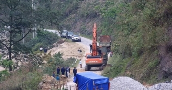 Lào Cai: Chính quyền cưỡng chế doanh nghiệp trên mặt đập thủy điện gây mất an toàn hồ chứa