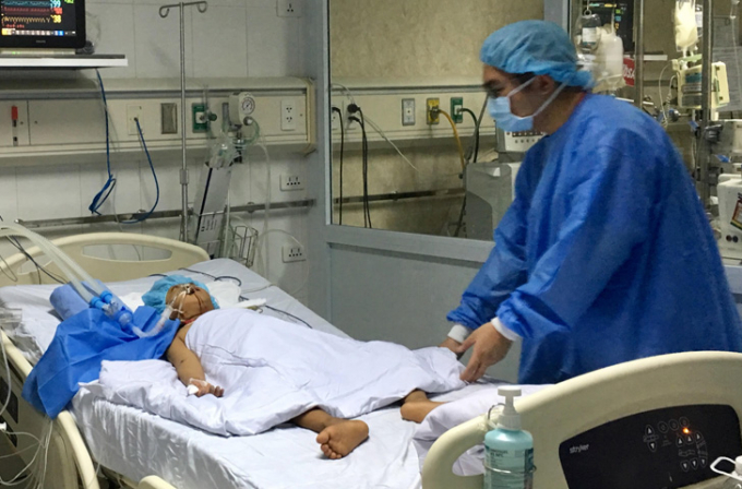 Bệnh nhi 8 tuổi được gh&eacute;p gan đang được chăm s&oacute;c, điều trị t&iacute;ch cực tại Bệnh viện Hữu nghị Việt - Đức