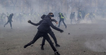 Biểu tình "Áo vàng" trở lại, bạo động xảy ra khắp Paris