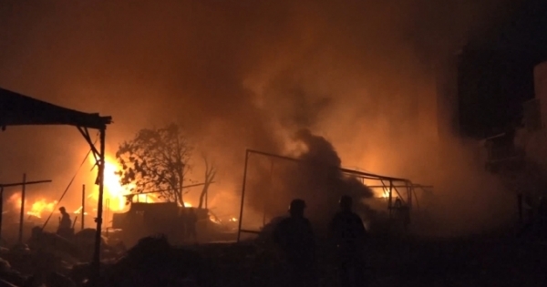 TP HCM: Cháy kho chứa vải trong đêm, cả khu dân cư náo loạn