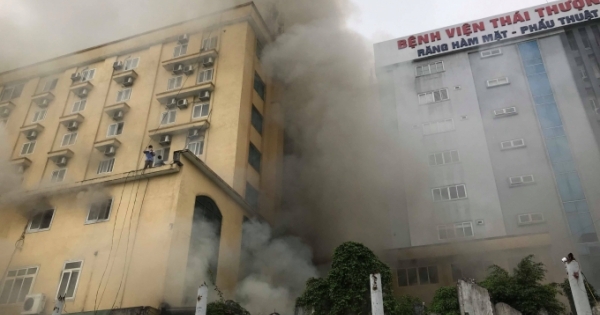 Cháy lớn tại tổ hợp khách sạn, quán bar, karaoke tại TP Vinh
