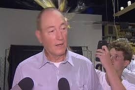 Clip: Nghị sĩ Australia bị đập trứng vào đầu khi phát biểu về vụ xả súng New Zealand