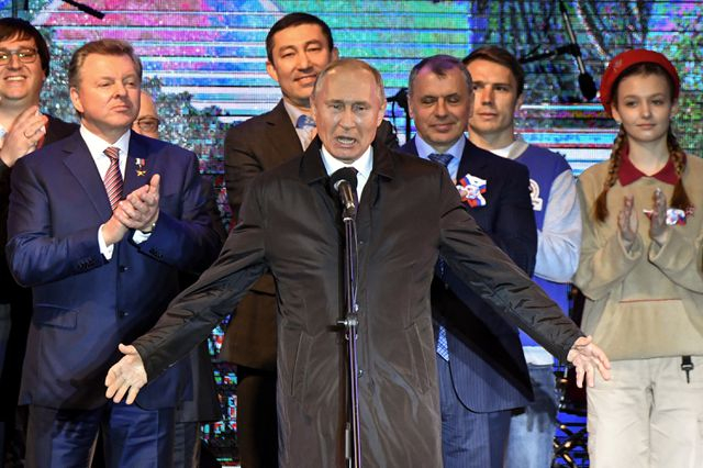 &Ocirc;ng Putin ph&aacute;t biểu tại buổi h&ograve;a nhạc ngo&agrave;i trời tại&nbsp;th&agrave;nh phố Simferopol. (Ảnh: Reuters)