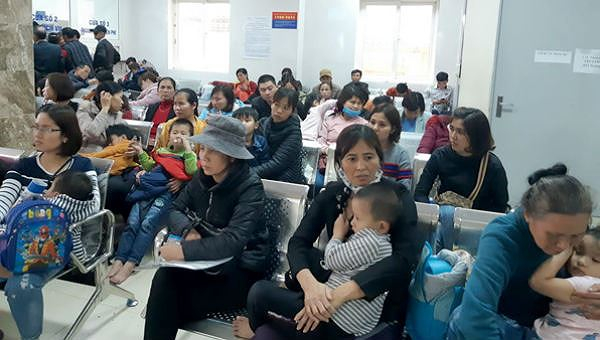 Nhiều phụ huynh ở Bắc Ninh lo lắng đưa con ra H&agrave; Nội x&eacute;t nghiệm s&aacute;n lợn