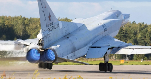 Nga triển khai máy bay ném bom chiến lược tầm xa tới Crimea đáp trả Mỹ