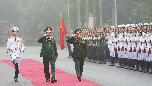 Đại tướng Lương Cường v&agrave; Trung tướng Thongloi Silivong duyệt đội danh dự.