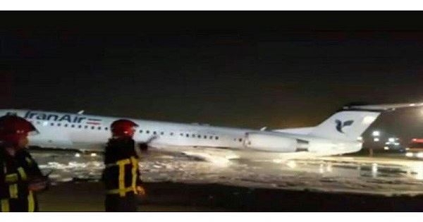 Máy bay trở 100 người bốc cháy, phải hạ cánh bằng thân