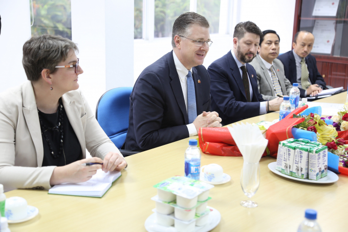 Đại sứ Mỹ tới thăm nh&agrave; m&aacute;y sữa Vinamilk