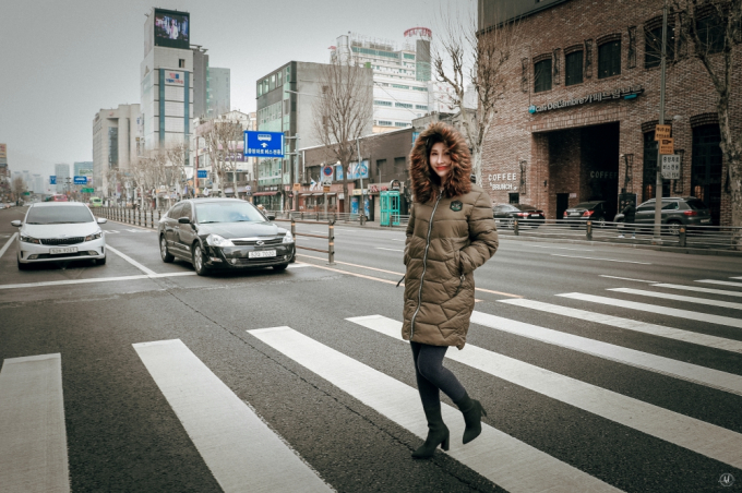 Hoa hậu Chi Nguyễn thả d&aacute;ng dưới c&aacute;i lạnh &acirc;m độ của Seoul