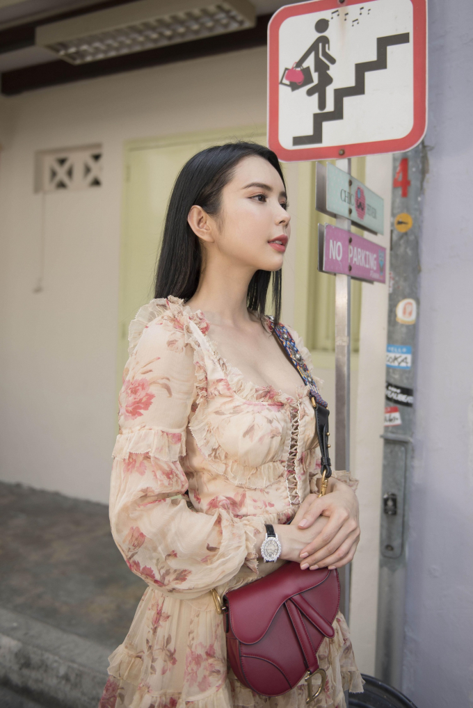 Hoa hậu Huỳnh Vy xinh đẹp với bộ ảnh streetstyle &ldquo;lạc lối&rdquo; ở Singapore