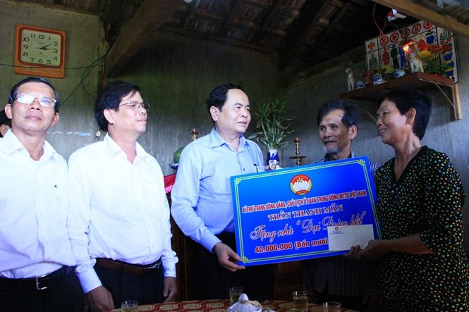 Chủ tịch Trần Thanh Mẫn trao tặng nh&agrave; Đại đo&agrave;n kết cho một số gia đ&igrave;nh kh&oacute; khăn tr&ecirc;n địa b&agrave;n.