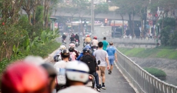 Xe máy lấn chiếm con đường đi bộ dài nhất Thủ đô