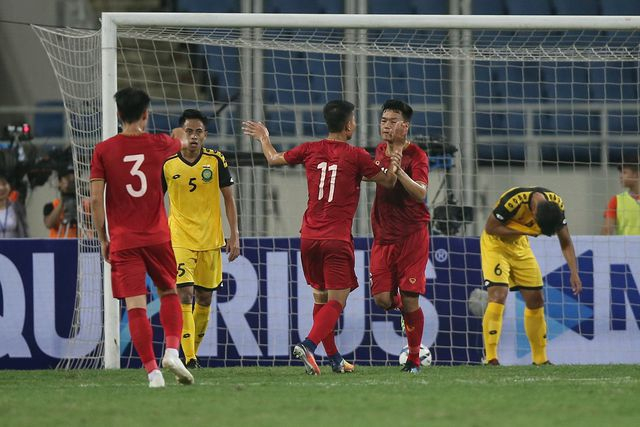Th&agrave;nh Chung (số 16) được đẩy l&ecirc;n đ&aacute; tiền đạo ở nửa cuối hiệp 2 trận gặp U23 Brunei