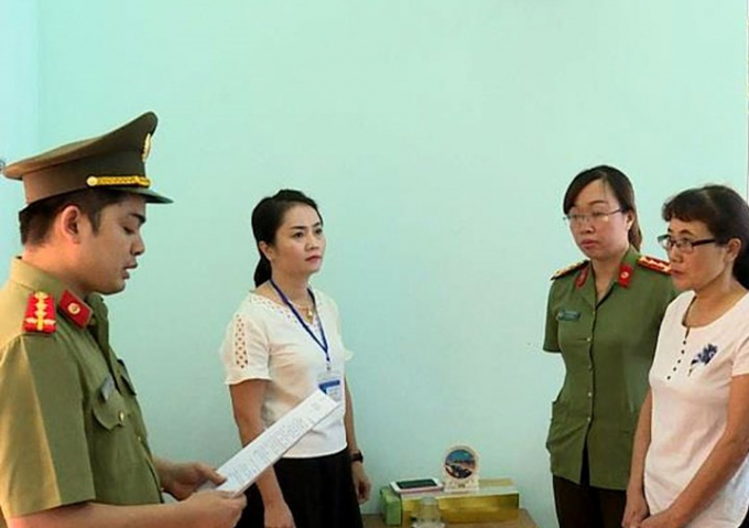 Lực lượng chức năng đọc lệnh bắt tạm giam c&aacute;c đối tượng li&ecirc;n quan vụ gian lận điểm thi ở Sơn La.