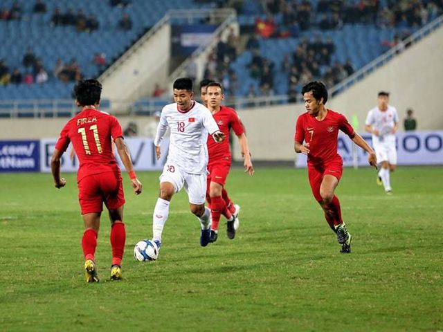 U23 Việt Nam (&aacute;o quần trắng) chơi tấn c&ocirc;ng kh&ocirc;ng tốt trong hiệp một trước U23 Indonesia (&aacute;o quần đỏ)