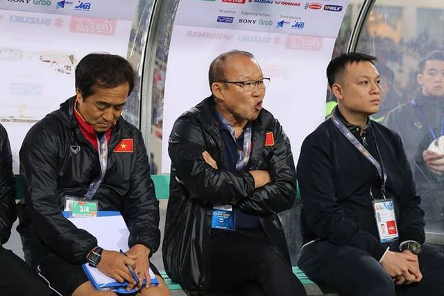 HLV Park Hang Seo (giữa) ngồi theo d&otilde;i trận đấu ở khu vực kỹ thuật của U23 Việt Nam.