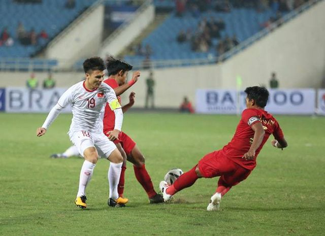 Đội trưởng U23 Indonesia cắt b&oacute;ng của Quang Hải.