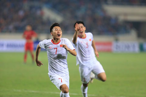 Triệu Việt Hưng (7) ăn mừng b&agrave;n thắng v&agrave;o lưới Indonesia.
