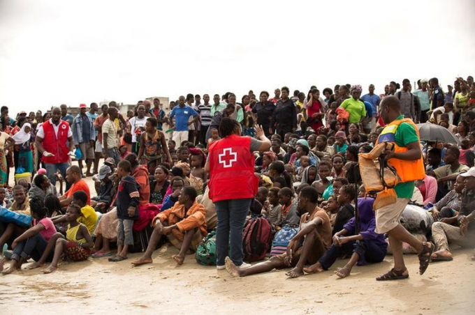 C&aacute;c t&igrave;nh nguyện vi&ecirc;n từ Hội Chữ thập đỏ Mozambique hỗ trợ những người c&ograve;n sống s&oacute;t sau si&ecirc;u b&atilde;o Idai tại một trung t&acirc;m sơ t&aacute;n ở Beira, Mozambique.