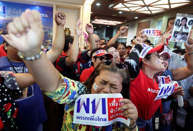 Phản ứng của những người ủng hộ đảng Pheu Thai sau khi kết quả bầu cử sơ bộ được th&ocirc;ng b&aacute;o. (Ảnh: Reuters)