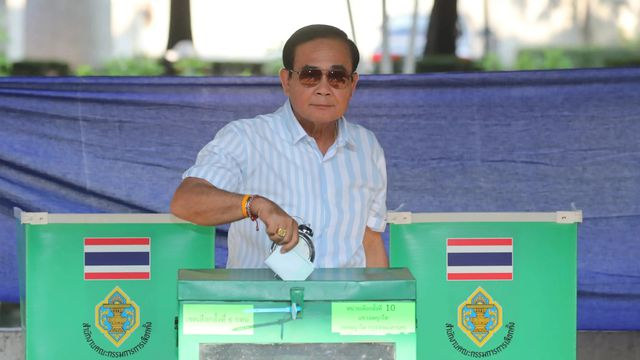 Thủ tướng Prayuth Chan-ocha bỏ phiếu tại Bangkok h&ocirc;m 24/3. (Ảnh: Reuters)