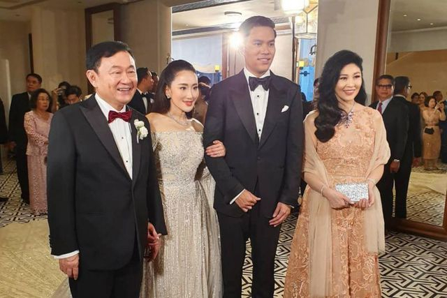 Cựu thủ tướng Thaksin v&agrave; em g&aacute;i Yingluck xuất hiện tại tiệc cưới của con g&aacute;i &ocirc;ng Thaksin ở Hong Kong h&ocirc;m 22/3 giữa l&uacute;c đang bị truy n&atilde;&nbsp;(Ảnh: SCMP)