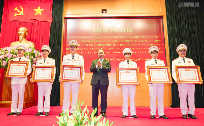 Thủ tướng trao danh hiệu chiến sĩ thi đua to&agrave;n quốc cho c&aacute;c c&aacute; nh&acirc;n - Ảnh: VGP/Quang Hiếu