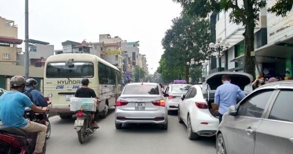 Giao thông nhiều tuyến Hà Nội bị "tê liệt" vì ô tô đỗ dưới lòng đường