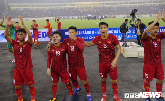 &nbsp;Cầu thủ U23 Việt Nam ăn mừng c&ugrave;ng cổ động vi&ecirc;n tại Mỹ Đ&igrave;nh.