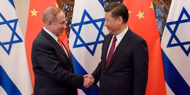Thủ tướng Israel Benjamin Netanyahu v&agrave; Chủ tịch Trung Quốc Tập Cận B&igrave;nh (Ảnh: Reuters)