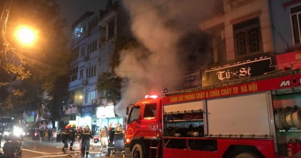 Hà Nội: Cháy lớn tại cửa hàng bán đồ ăn trên đường Đê La Thành