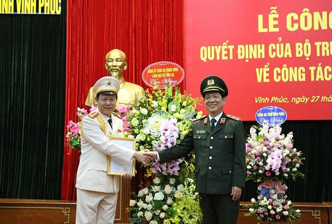 Trung tướng Nguyễn Văn Sơn, Thứ trưởng Bộ C&ocirc;ng an trao quyết định của Bộ trưởng Bộ C&ocirc;ng an bổ nhiệm Đại t&aacute; Đinh Ngọc Khoa.