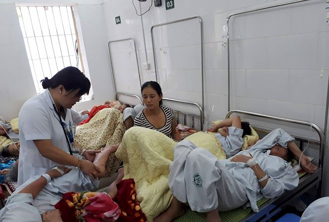 Bệnh nh&acirc;n điều trị sốt xuất huyết tại BV Bạch Mai, H&agrave; Nội. Ảnh: Minh Ch&acirc;u