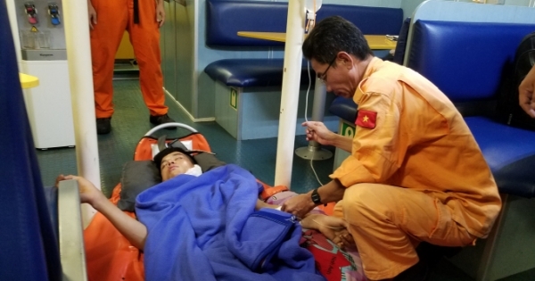Cứu nạn thuyền viên tàu cá bị thương nặng vùng cổ