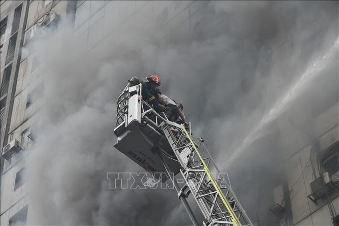Lực lượng cứu hỏa nỗ lực dập lửa tại hiện trường vụ ch&aacute;y t&ograve;a nh&agrave; thương mại 22 tầng ở Dhaka, Bangladesh ng&agrave;y 28/3/2019. Ảnh: THX/TTXVN