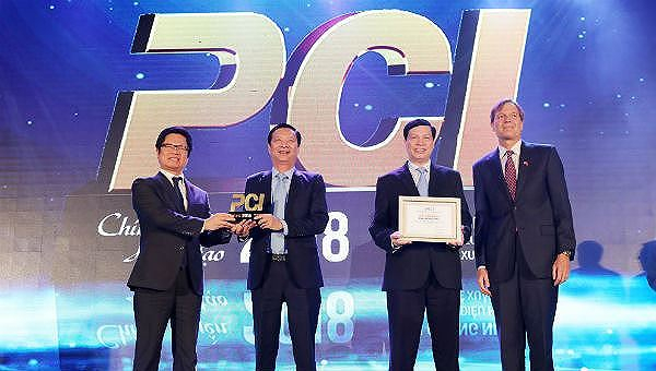 Ban Tổ chức trao kỷ niệm chương cho Quảng Ninh, địa phương c&oacute; chỉ số PCI cao nhất năm 2018