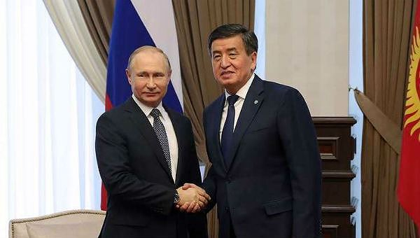 Tổng thống Nga Vladimir Putin v&agrave; người đồng cấp Kyrgyzstan Sooronbai Jeenbekov