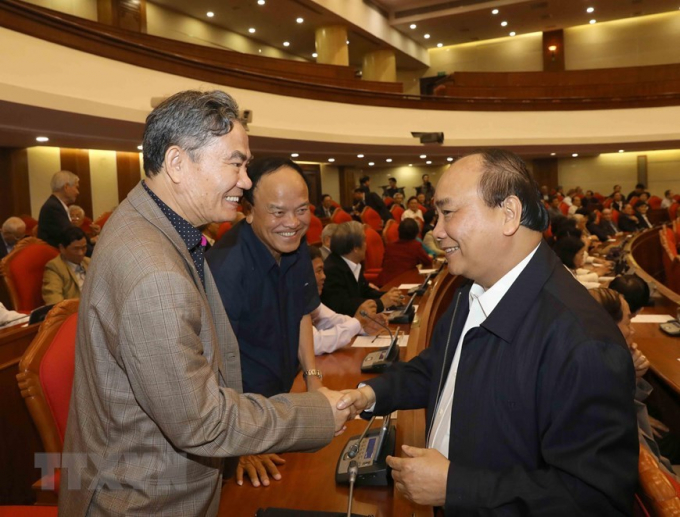 Thủ tướng Nguyễn Xu&acirc;n Ph&uacute;c&nbsp;với c&aacute;c l&atilde;nh đạo, nguy&ecirc;n l&atilde;nh đạo Đảng, Nh&agrave; nước dự hội nghị