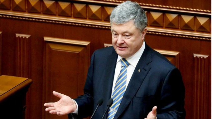 Uy t&iacute;n Tổng thống đương nhiệm Poroshenko đ&atilde; sụt giảm mạnh. Ảnh: Reuters