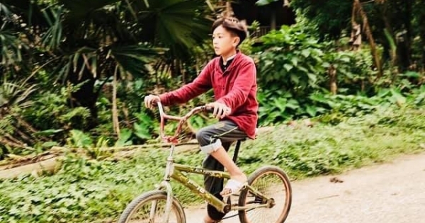 Nghệ sĩ tranh cãi trái chiều chuyện cậu bé đạp xe từ Sơn La xuống Hà Nội thăm em