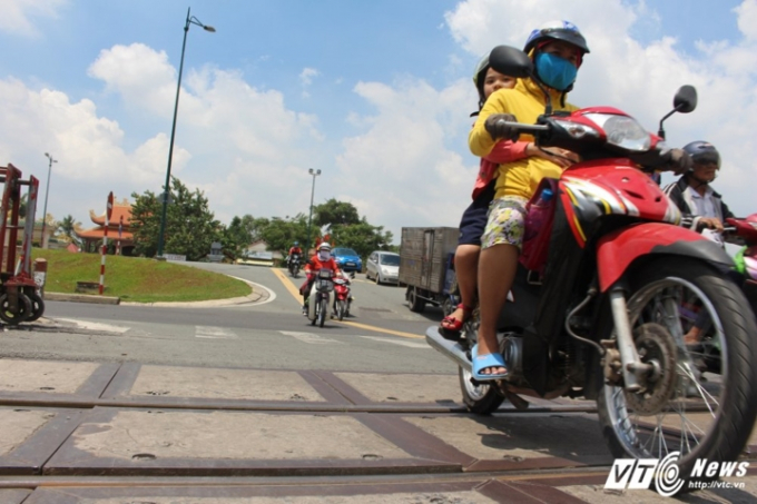 Đoạn dốc giao nhau với đại lộ Phạm Văn Đồng, đường sắt l&agrave; một trong những điểm đen tai nạn giao th&ocirc;ng.