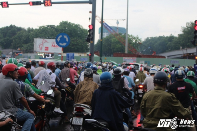 Kẹt xe tại giao lộ Phạm Văn Đồng được cho l&agrave;