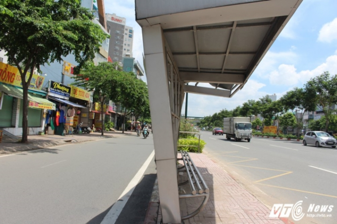 Trạm chờ xe bu&yacute;t xuống cấp, xi&ecirc;u vẹo tr&ecirc;n đại lộ Phạm Văn Đồng.