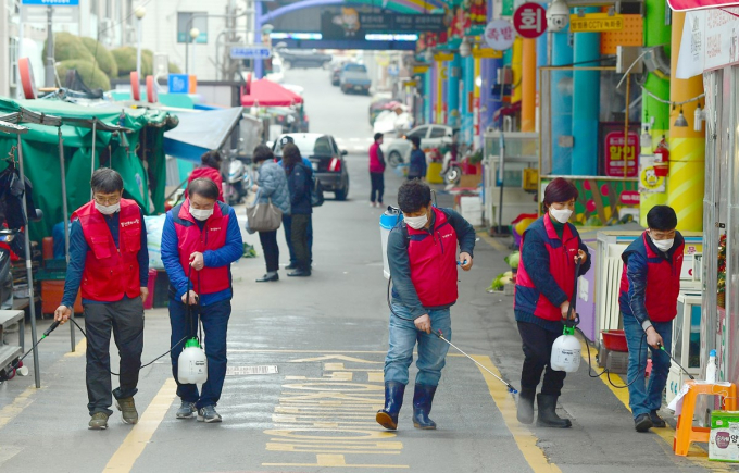 Phun thuốc khử trùng tại một khu chợ ở Gwangju, Hàn Quốc, ngày 1/3/2020, nhằm ngăn chặn sự lây lan của COVID-19. (Ảnh: THX/TTXVN)
