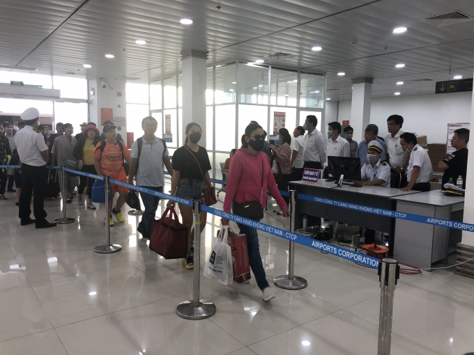 Ngoài cách ly các trường hợp trở về từ vùng dịch, Quảng Nam cũng tiến hành ắp máy quét thân nhiệt tự động tại sân bay Chu Lai.