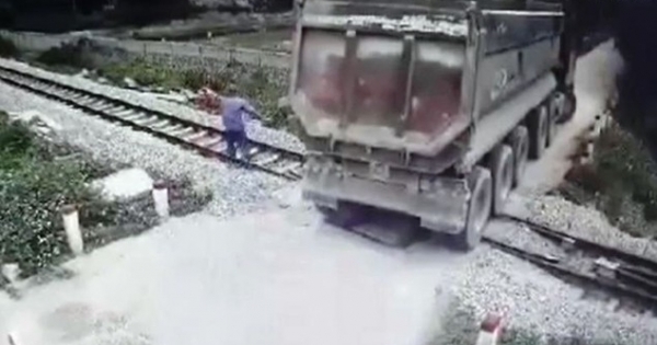 Video ghi lại cảnh nhân viên gác chắn nhanh trí ngăn tai nạn kinh hoàng giữa tàu hỏa và xe tải