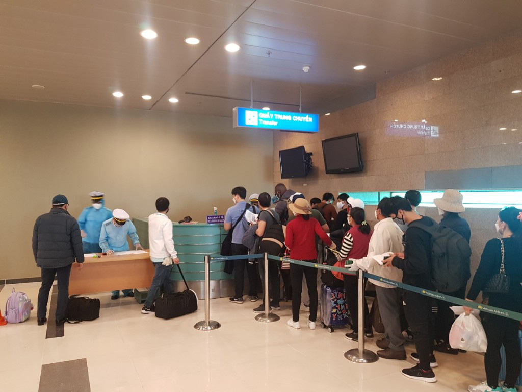 Cận cảnh quy trình đặc biệt đón các chuyến bay từ Hàn Quốc - Ảnh 8.