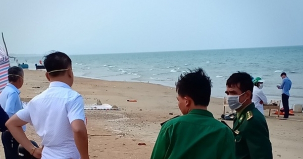 Phát hiện thi thể người đàn ông không mặc áo dạt vào bờ biển Hà Tĩnh