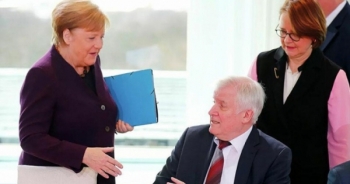 Bất ngờ lý do Bộ trưởng Đức không bắt tay Thủ tướng Merkel